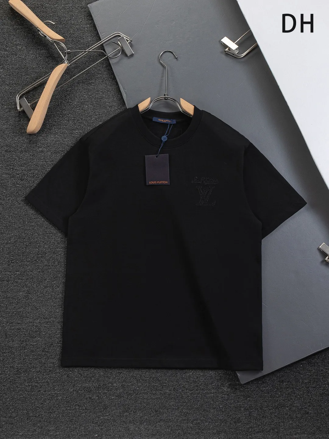 🅿️200 Louis Vuitton 1V LV lv slightly wide version S-XL LV 26ss new products are available at the counter simultaneously. Multiple craftsmanship. Classic simple letters on the chest🪡 embroidery. Simple letters on the back are hollowed out🪡 embroidery. Round neck short-sleeved T-shirt, same style for men and women! Consigned to one-to-one creation. Synchronized with the official website, pure cotton fabrics at the counter! It is close to the skin and comfortable, durable and easy to wear. It has a classic and simple logo design and meticulous original craftsmanship. Short-sleeves, a must-have item for men, do not appear to be the same for the general public, but must be unique and eye-catching. This LV short-sleeve is all about quality, comfort, the same shape and fashion as always, including fabrics and cutting techniques. All of them have been made with great effort! 320 grams of washed pure cotton fabric, pure cotton is breathable, very refreshing and comfortable for daily wear. The rib knitting on the neckline is smooth and tight, and the neckline will not be skewed if you toss it at will. The loose version, you will find that it looks really good on the upper body. The overall is minimalist and neat, super versatile for daily use! Pair it casually with a pair of pants for a youthful look. A T-shirt will make your outfit crazy. It is a fashionable item that can never go wrong! Color: Black White Size: S-XL Size chart: S: Shoulder width 50-Bust 56-Length 70 M: Shoulder width 52-Bust 57-Length 72 L: Shoulder width 54-Bust 59-Length 74 XL: Shoulder width 56-Bust 62-Length 76